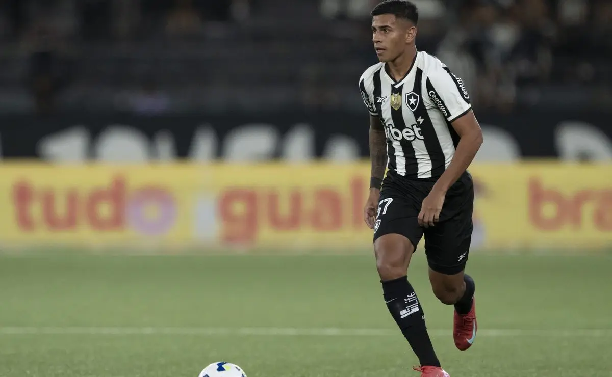 Ricardo Disputa Vaga no Time Titular do Botafogo