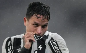 Artur com dores na coxa: Botafogo em alerta para o clássico com o Flamengo