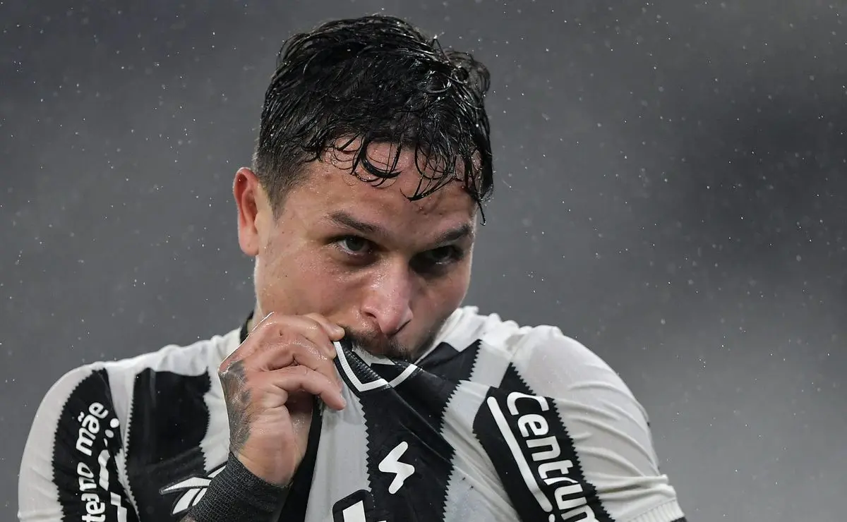 Artur com dores na coxa: Botafogo em alerta para o clássico com o Flamengo