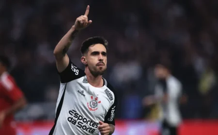 Coronado destaca preparação do Corinthians visando clássico contra o Santos no Brasileirão Betano