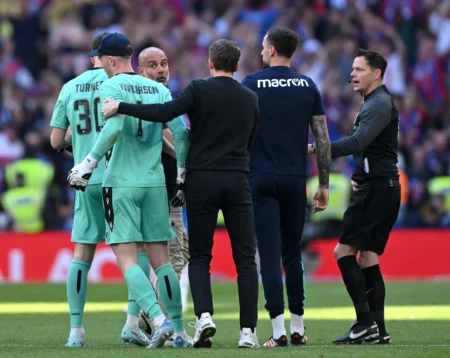 Guardiola se irrita com "cera" de rival: "No futebol inglês, você tem que jogar"; confira a encarada
