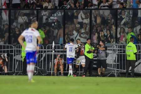 Vasco e Fortaleza: Coutinho e Marinho, expulsos em meio a confusão, deixam o campo juntos