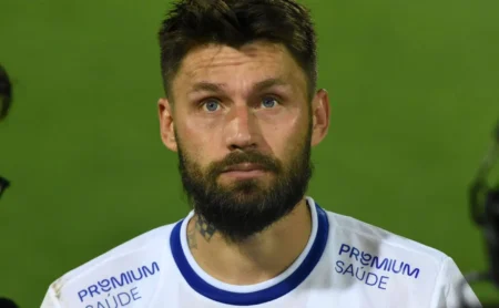 Sobis Admira Nova Toca do Cruzeiro e Celebra Evolução do Clube: "Voltarei Sempre"