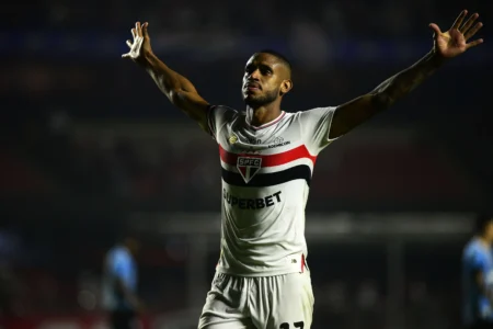 André Silva exalta Luciano por atitude em penalidade que garantiu vitória ao São Paulo: "Grupo unido"