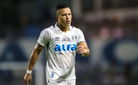Marlon critica arbitragem após derrota e afirma que Grêmio é "vítima" há cinco jogos