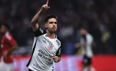 Coronado favorito da torcida em enquete para substituir Depay.