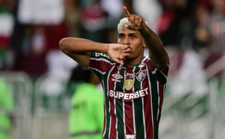 Fluminense celebra John Kennedy em redes sociais e torcida clama por retorno