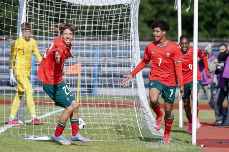 Filho de Cristiano Ronaldo marca duas vezes, repete celebração do pai e conquista título por Portugal; confira