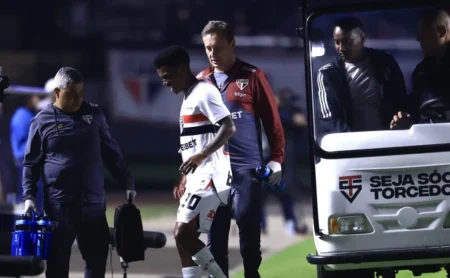 Marcos Antônio sai de campo lesionado contra o Grêmio e acende alerta no São Paulo