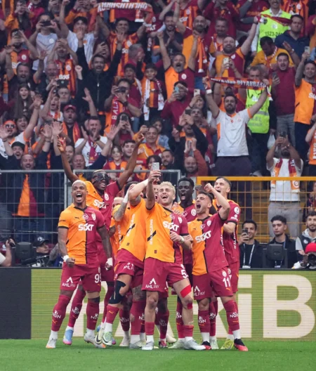 Muslera marca em dia de título: goleiro do Galatasaray balança as redes antes da despedida