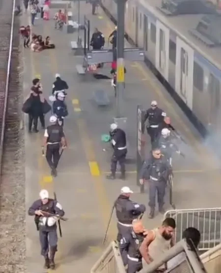 Confronto entre torcidas de Flamengo e Botafogo em estação do Rio: polícia usa arma não letal