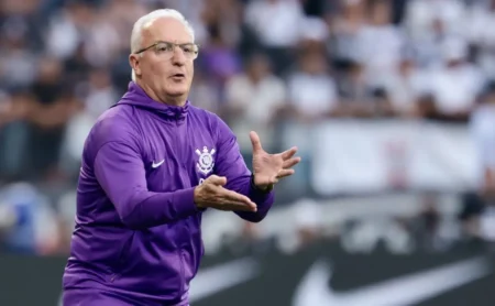 Dorival Júnior: Críticas à postura no clássico Corinthians x Santos.