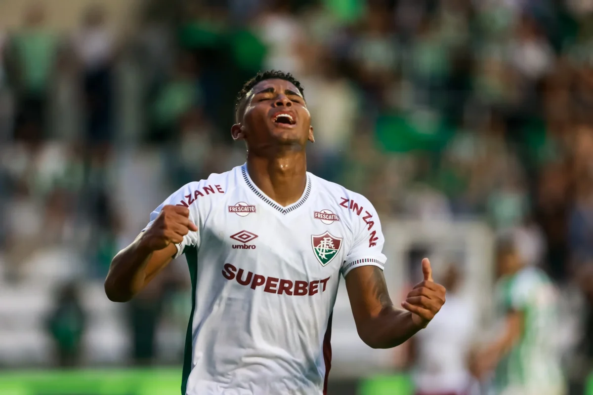 Hércules balança as redes pelo Fluminense e celebra: "Quem trabalha, Deus ajuda".
