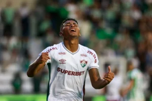 Hércules balança as redes pelo Fluminense e celebra: "Quem trabalha, Deus ajuda".