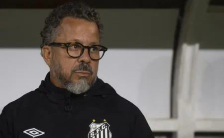 Cléber Xavier revela diálogo no vestiário e afirma promessa de reação dos jogadores do Santos no Brasileirão