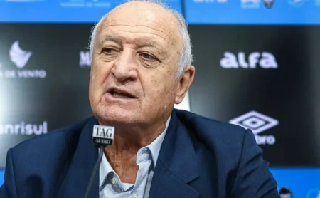 Mano Menezes age após nova derrota do Grêmio e cobra jogadores no vestiário