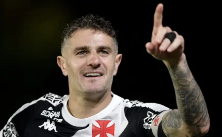 Vegetti prevê futuro com Diniz e enxerga Vasco renovado no Brasileirão Betano