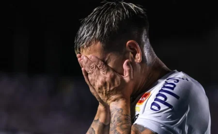 Soteldo deixa o campo em prantos e preocupa o Santos após lesão no clássico contra o Corinthians