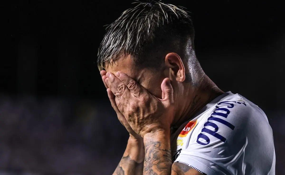 Soteldo deixa o campo em prantos e preocupa o Santos após lesão no clássico contra o Corinthians