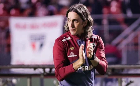 Zubeldía explica diferenças de desempenho do São Paulo na Libertadores e no Brasileirão