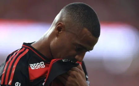 De La Cruz é dúvida em Flamengo e Botafogo após queixas no joelho
