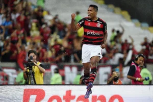 Alex Sandro avalia empate entre Flamengo e Botafogo: "Faltou o gol, mas ponto é importante".