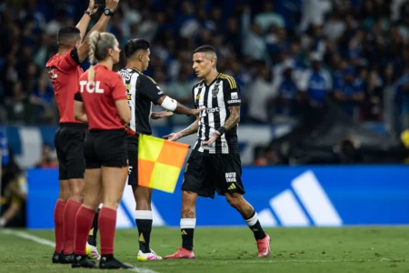 Arana Atua 16 Minutos em Clássico e Sofre Nova Lesão