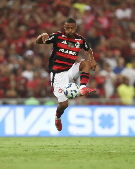 Entorse no joelho: Flamengo divulga situação de De la Cruz.