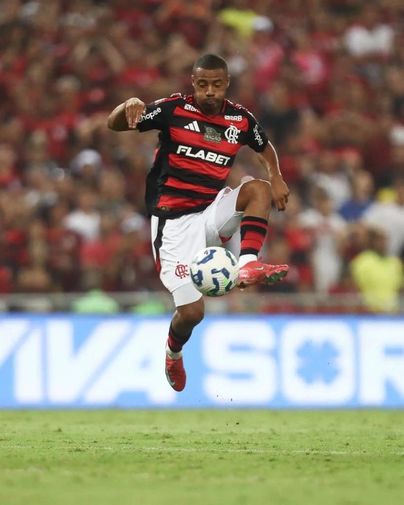 Entorse no joelho: Flamengo divulga situação de De la Cruz.