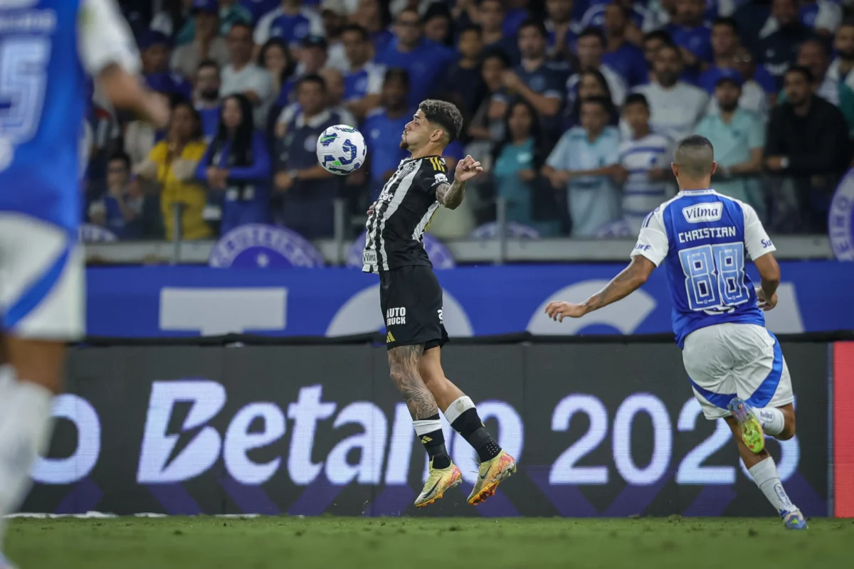 Atlético-MG: Rubens brilha na defesa, e meio-campo falha no clássico