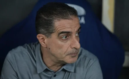 Botafogo: Torcida critica Renato Paiva após empate no clássico.