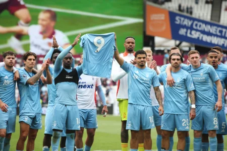 Forest dedica vitória a Awoniyi após atacante superar coma