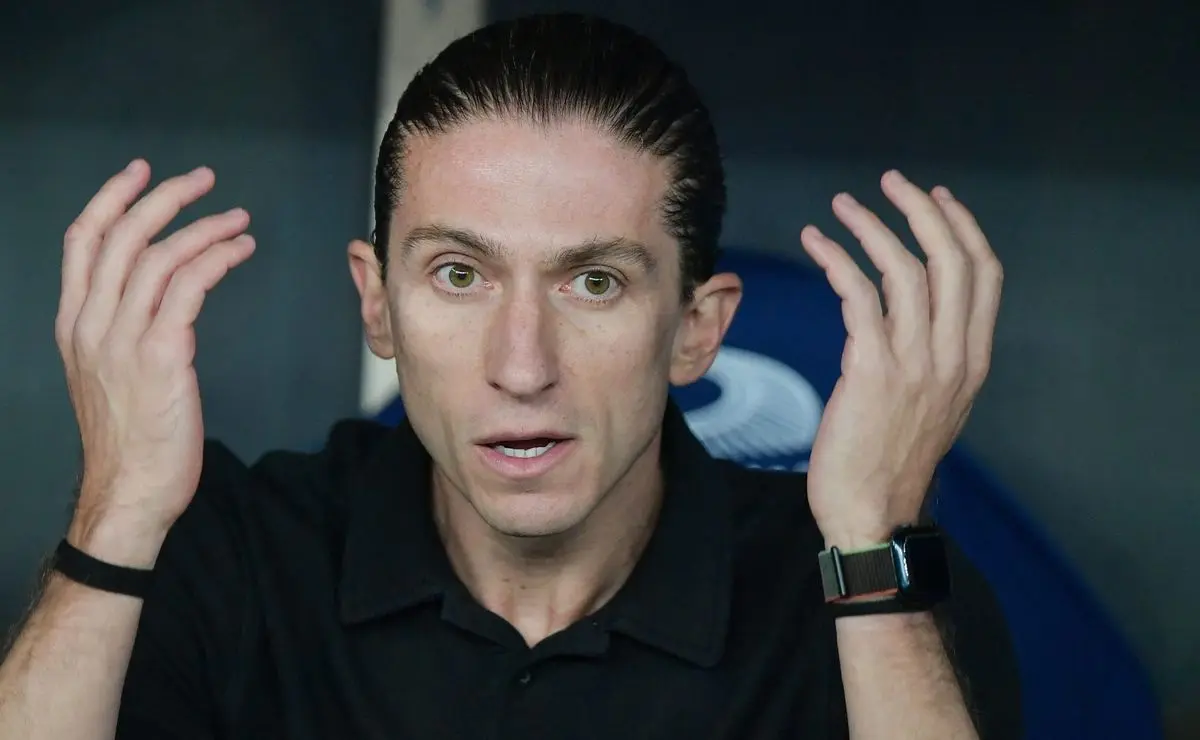Filipe Luís reage furiosamente a vazamento da escalação e critica atitude nos bastidores do Flamengo.