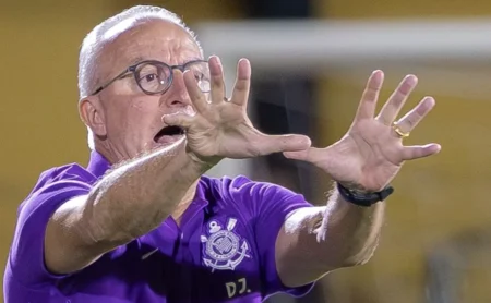 Dorival Júnior avalia desempenho no Corinthians após três semanas e critica Léo Maná.