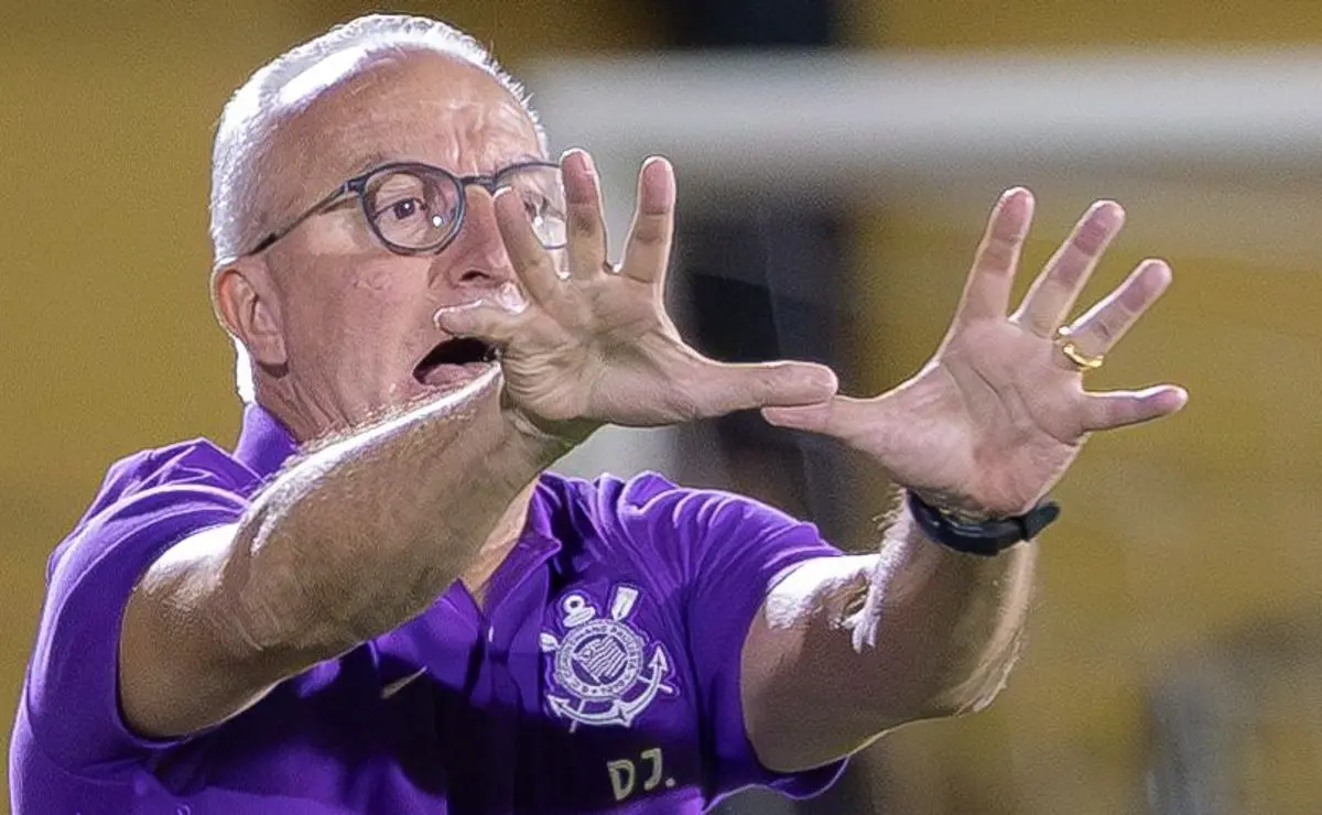 Dorival Júnior avalia desempenho no Corinthians após três semanas e critica Léo Maná.