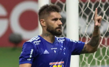 Sobis e Tinga discutem retorno ao Cruzeiro.