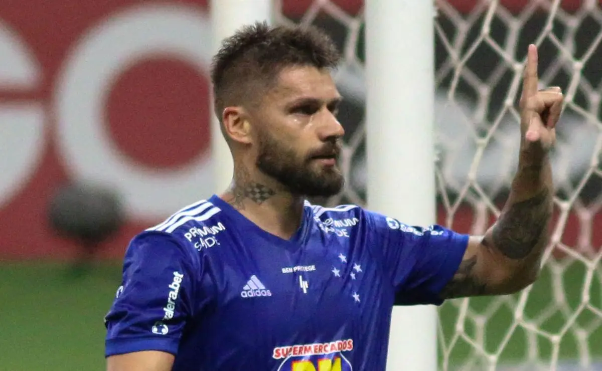 Sobis e Tinga discutem retorno ao Cruzeiro.