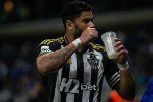 Hulk reage com bom humor após copo ser arremessado por torcedores do Cruzeiro: "Vou tomar uma cervejinha"