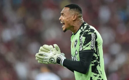 John: Goleiro do Botafogo Brilha no Clássico Contra o Flamengo e Apresenta Ótimos Números