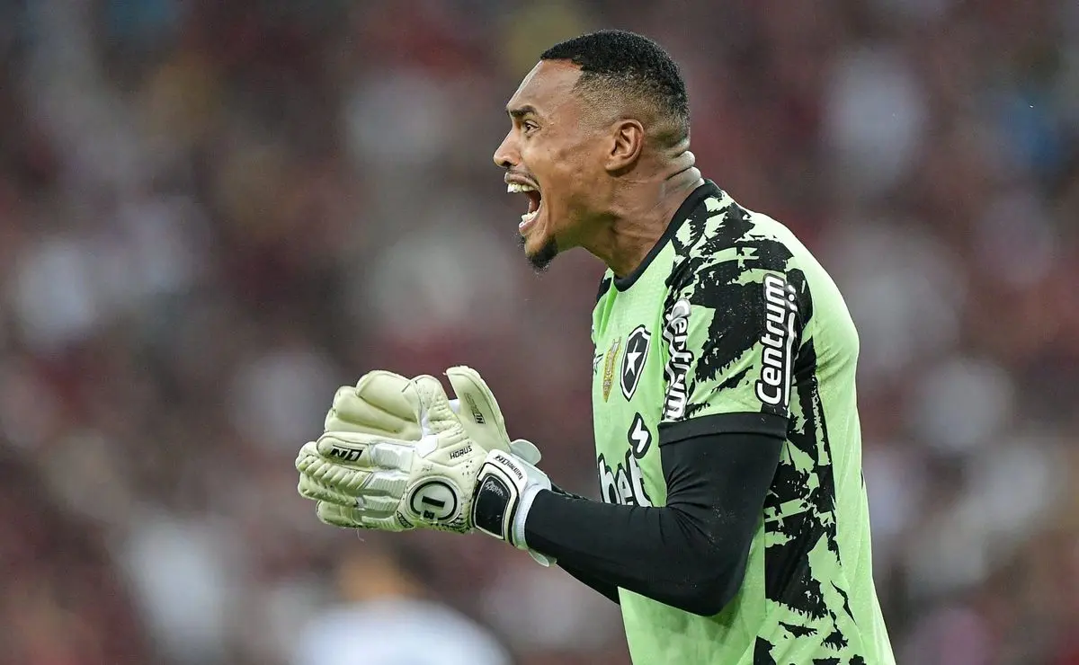 John: Goleiro do Botafogo Brilha no Clássico Contra o Flamengo e Apresenta Ótimos Números