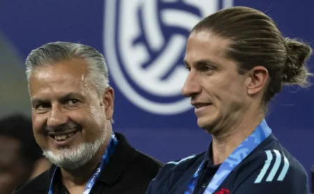 Boto Cobra Filipe Luís por Falta de Criatividade no Time Recente