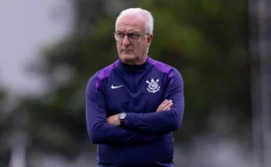 Dorival Júnior responde a críticas no Corinthians e evita escalação fixa.