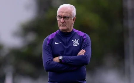 Dorival Júnior responde a críticas no Corinthians e evita escalação fixa.