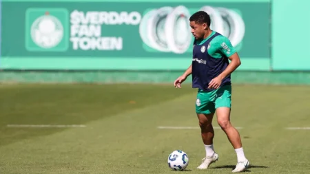 Vitor Roque retorna e Micael treina livre no Palmeiras