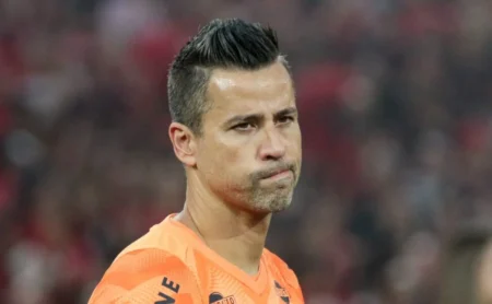 Fábio mantém indefinição sobre renovação com o Fluminense