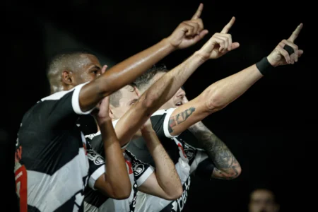 Diniz e a base do Vasco: como o treinador costuma lançar jovens promessas?