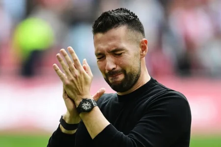 Técnico do Ajax se emociona após derrota na Holanda e solicita desligamento: confira fotos