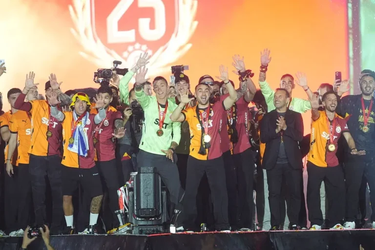 Galatasaray: Jogadores celebram sucesso ao som de MC Livinho