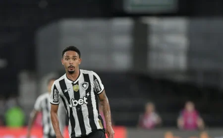Vitinho compara Renato Paiva a Kompany e celebra sucesso no Bahia.