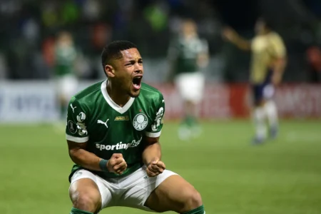 Vitor Roque: Experiência Recente e Busca por Gols no Palmeiras